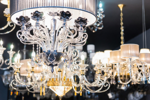 دانلود عکس با کیفیت لوستر شیک با تم طلایی نقره ای جذاب برای تالار پذیرایی